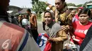  Warga membawa semboko dari Presiden Jokowi saat open house di Istana Kepresidenan Gedung Agung, Yogyakarta, Sabtu (9/7). Open House ini diikuti oleh ribuan masyarakat yang berada di Yogyakarta. (Liputan6.com/Boy Harjanto)
