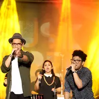 Afgan dan Kunto Aji di mini konser Musik Keren (Andy Masela/Bintang.com)