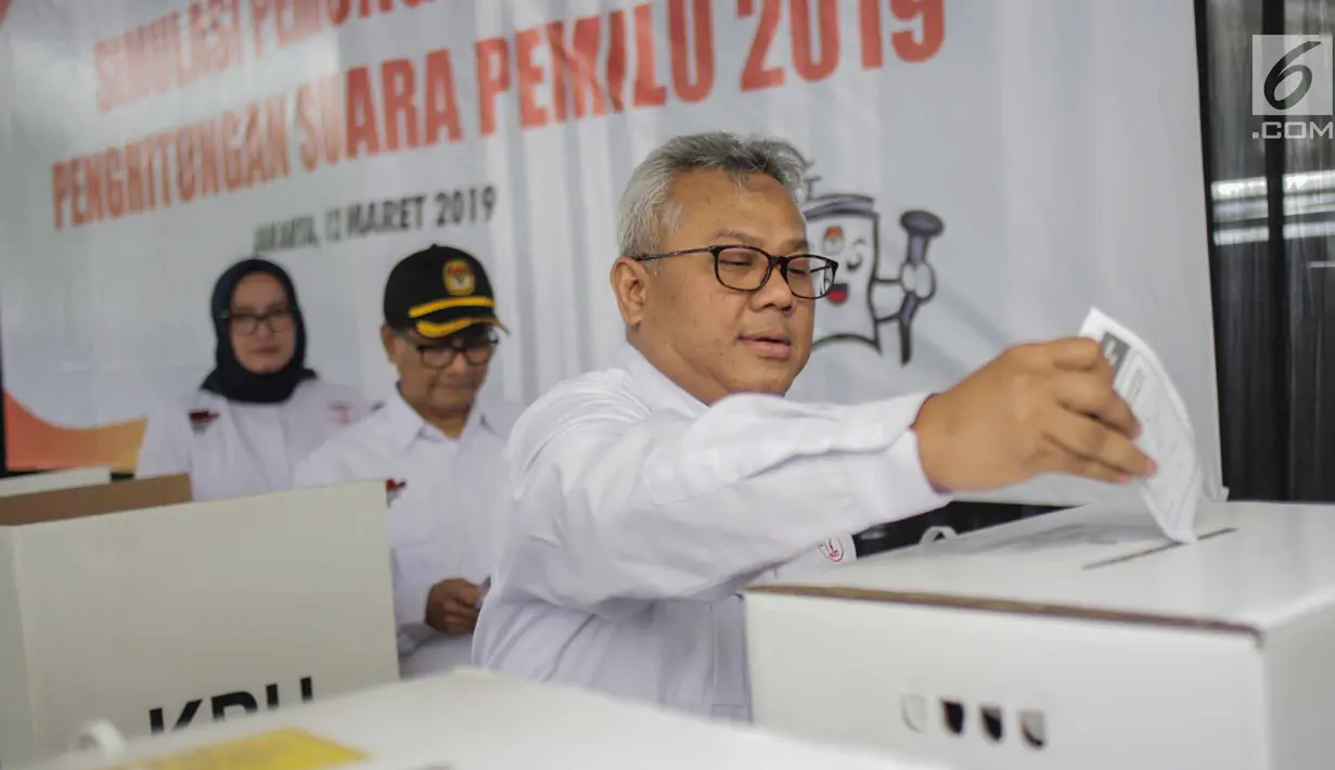 Ketua KPU Arief Budiman memasukkan surat suara saat simulasi pemungutan dan penghitungan suara Pemilu 2019 di halaman Gedung KPU, Jakarta, Selasa (12/3).  Simulasi untuk merepresentasikan pemungutan suara seperti di TPS. (Liputan6.com/Faizal Fanani)