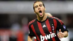 AC Milan&#039;s French midfielder Mathieu Flamini reacts after missing a goal against Torino during their Italian Serie A football match on April 19, 2009 at San Siro Stadium in Milan. AFP PHOTO / DAMIEN MEYER