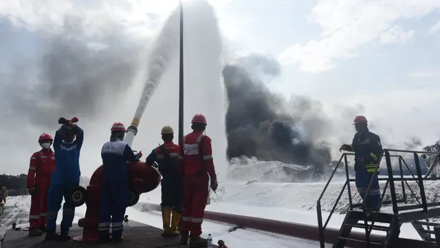 Upaya Memadamkan Api di Kilang Minyak Balongan