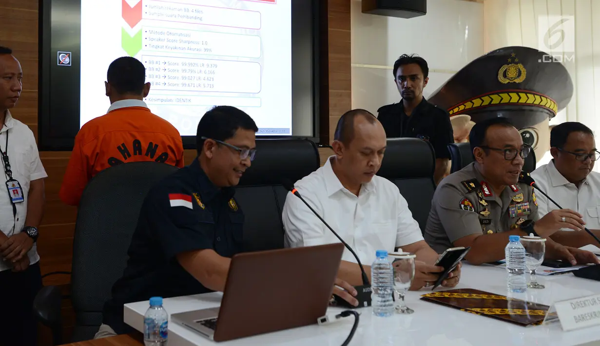Dir Siber Bareskrim Polri menghadirkan tersangka berinisial BBP saat Rilis berita hoaks 7 kontainer surat suara tercoblos di Mabes Polri, Jakarta, Rabu (9/1). BBP ditangkap di Sragen, Jawa Tengah pada tanggal 7 Januari 2019 lalu. (Merdeka.com/Imam Buhori)