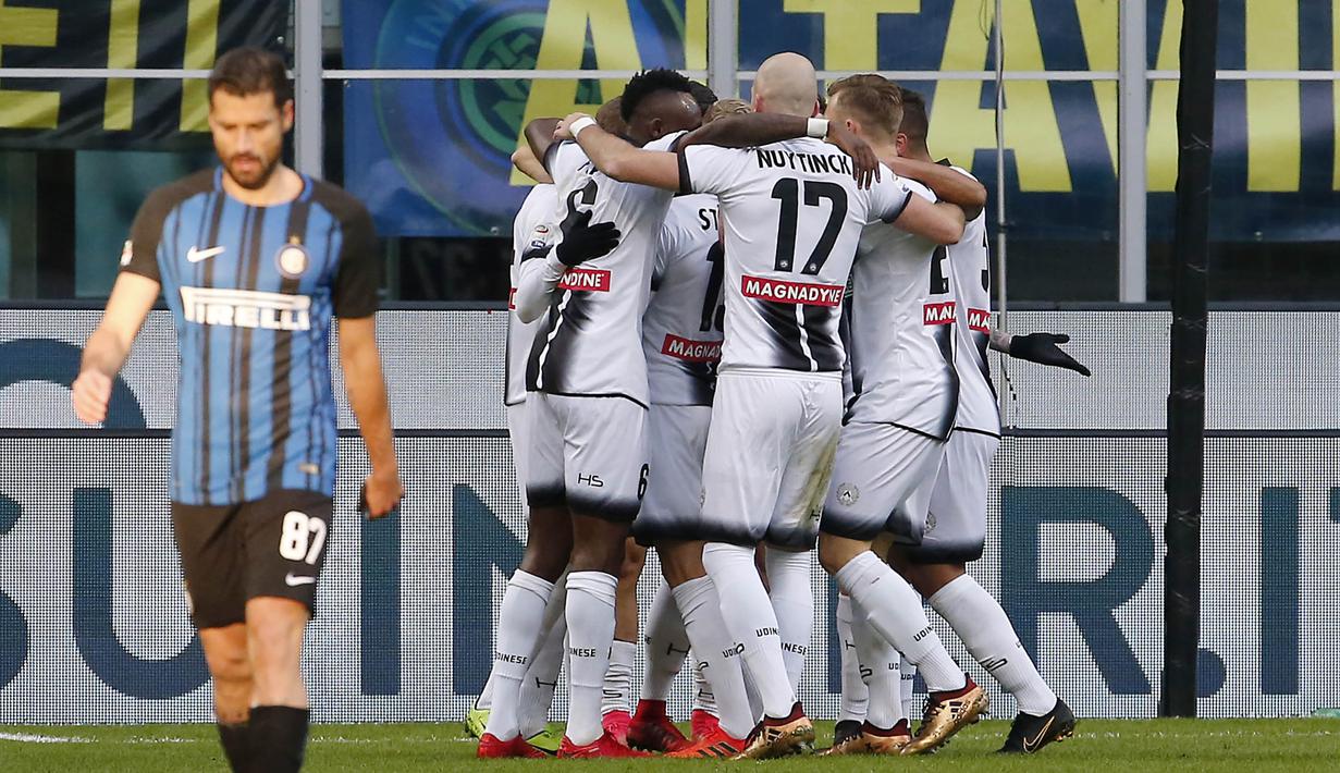 Para pemain Udinese merayakan gol yang dicetak oleh Kevin Lasagna ke gawang Inter Milan pada laga Serie A di Stadion Giuseppe Meazza, Milan, Sabtu (16/12/2017). Inter Milan takluk 1-3 dari Udinese. (AP/Antonio Calanni)