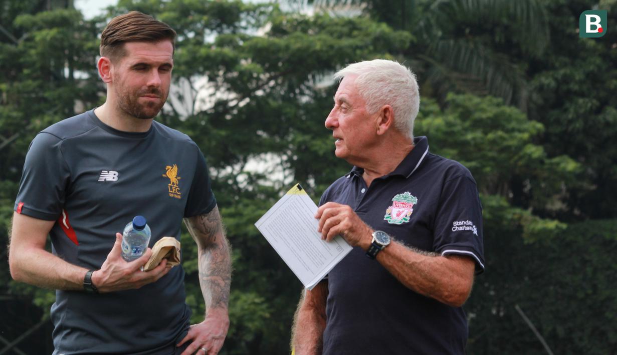 Legenda Liverpool, Roy Evans (kanan) berdiskusi saat memberikan pelatihan kepada anak-anak di Lapangan Sepak Bola Pertamina, Jakarta, Jumat (9/3/2018). Kegiatan ini dalam rangka LFC World Jakarta. (Bola.net/Fitri Apriani)