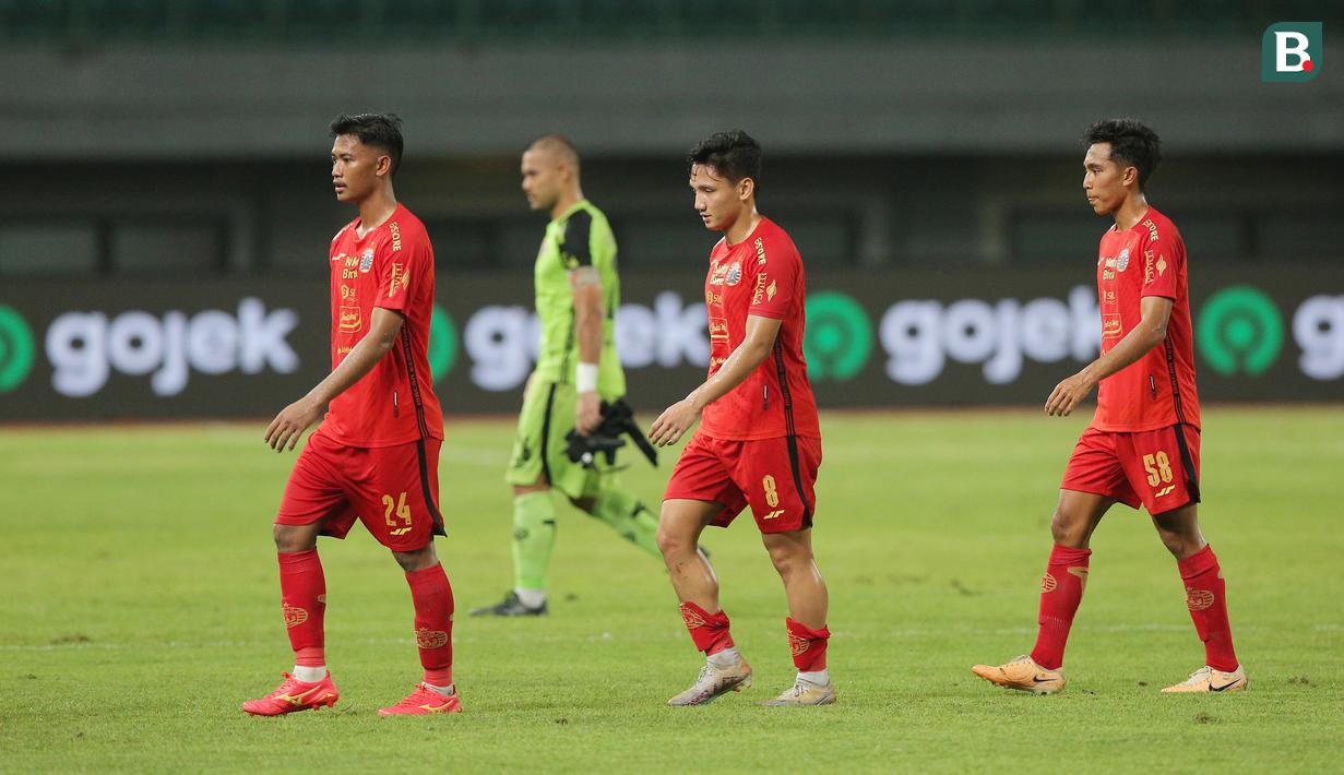 <p>Para pemain Persija Jakarta tampak lesu setelah ditahan imbang Bhayangkara FC 2-2 pada laga pekan ke-20 BRI Liga 1 2023/2024 di Stadion Patriot Candrabhaga, Bekasi, Senin (27/11/2023). (Bola.com/M Iqbal Ichsan)</p>