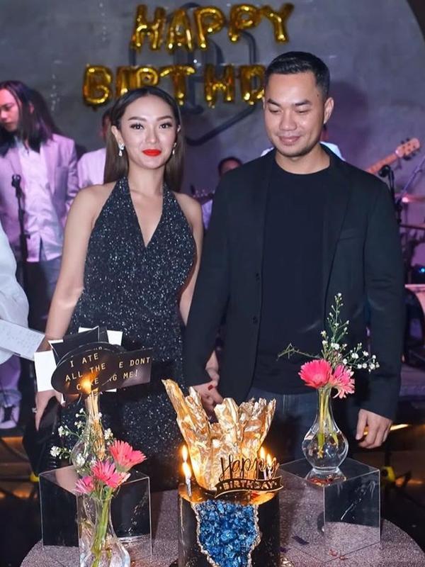 Zaskia Gotik romantis di acara ulang tahun kekasihnya, Sirajuddin. (Sumber: Instagram/@zaskia_gotix)