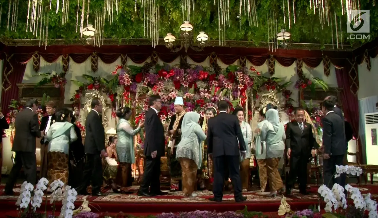 Sejumlah menteri mengucapkan selamat kepada keluarga dan pasangan pengantin Kahiyang Ayu dan Bobby Nasution saat resepsi di Gedung Graha Saba Buana, Solo, Rabu (8/11). (Liputan6.com)