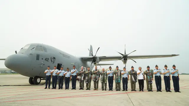 Pesawat C-130J Super Hercules kelima pesanan Menteri Pertahanan Prabowo Subianto tiba Lanud Halim Perdanakusuma, Jakarta, Kamis (16/5/2024). (Merdeka)