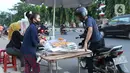 Warga memilih makanan untuk berbuka puasa (takjil) di kawasan Jalan Panjang, Jakarta, Selasa (5/5/2020). Pandemi virus COVID-19 dan pelaksanaan Pembatasan Sosial Berskala Besar (PSBB) berimbas pada sepinya pembeli takjil di kawasan tersebut. (Liputan6.com/Helmi Fithriansyah)