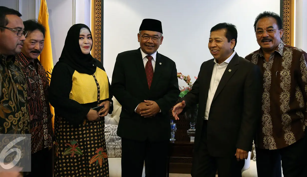 Ketua Umum Partai Golkar Setya Novanto saat DPD RI (kedua kanan) menyambut kedatangan DPD RI ke DPP Partai Golkar, Jakarta, Rabu (9/11). Kedatangan DPD untuk silaturahmi dan membahas isu - isu aktual terkait Pilkada. (Liputan6.com/Johan Tallo)