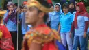 Terpidana narkoba asal Filipina, Mary Jane (kedua kanan) atraksi tari di Lapas Wirogunan,Yogyakarta, Senin (9/11/2015).Komunitas seniman Yogyakarta menggelar aneka kesenian sebagai bentuk kepedulian terhadap penghuni lapas. (Foto:Boy Harjanto)