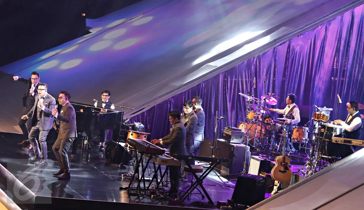 Kahitna menghibur penggemarnya saat konser bertajuk 'Kahitna 30 Years Anniversary Love Festival' di Jakarta, Sabtu (13/2/2016). Konser tersebut juga diramaikan dengan penampilan sejumlah musisi Tanah Air. (Liputan6.com/Immanuel Antonius)