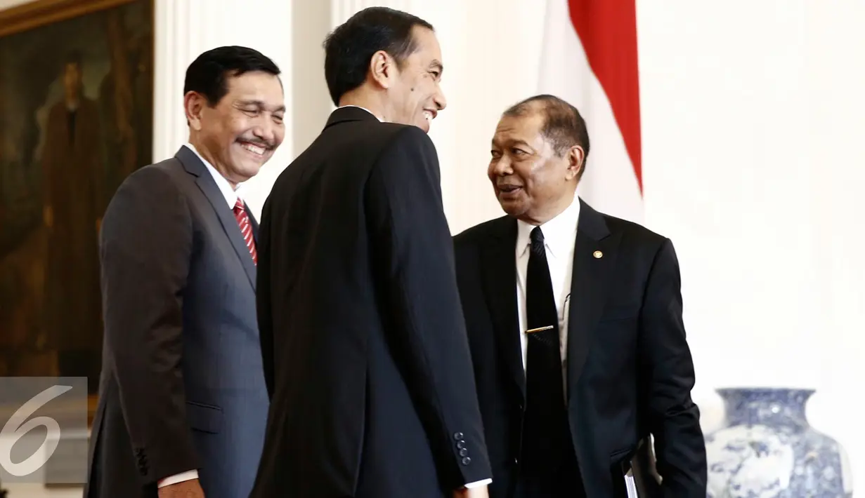 Menkopolhukan Luhut B Pandjaitan (kiri) berbincang dengan Presiden Joko Widodo di Istana Merdeka, Jakarta, Kamis (25/2/2016). Dalam pertemuan tertutup tersebut membahas mengenai isu-isu global terkini. (Liputan6.com/Faizal Fanani)