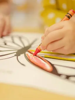 Challenge board adalah cara sederhana untuk menumbuhkan kreativitas anak melalui berbagai tantangan harian. (Foto: Lucas Alexander/Unsplash)