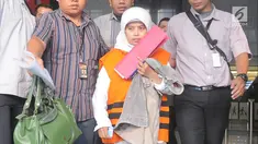 Anggota Komisi A DPRD Kebumen Dian Lestari menggunakan rompi tahanan usai pemeriksaan di Gedung KPK, Jakarta, Selasa (13/2). KPK resmi menahan Dian Lestari sebagai tersangka kasus dugaan suap. (Liputan6.com/Herman Zakharia)