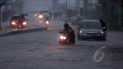 Hujan yang mengguyur Jakarta sejak semalam membuat kawasan GUnung Sahari terendam banjir, Jakarta, Senin (9/2/2015).  (Liputan6.com/Faizal Fanani)