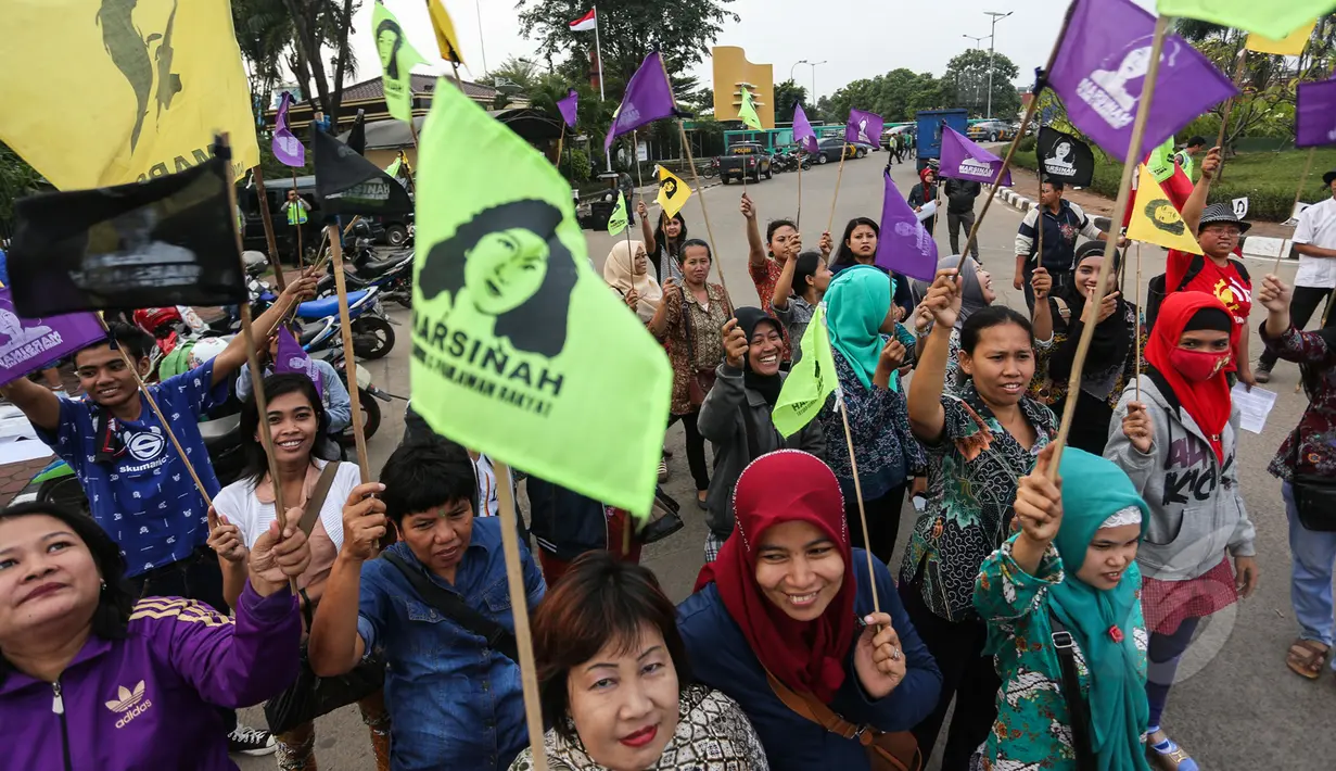 Bendera bergambar Marsinah dibawa para buruh saat aksi memperingati 22 tahun tanpa keadilan "Malam Marah Marsinah" di Kawasan Berikat Nusantara (KBN) Jakarta, Jumat (8/5/2015). (Liputan6.com/Faizal Fanani)