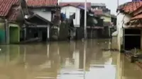 Ratusan rumah kembali terendam banjir di Mojokerto, Jawa Timur, hingga windsurfing saat badai tengah terjadi di Cangas, Galicia.