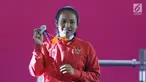 Atlet Para Powerlifting Indonesia, Ni Nengah Widiasih memperlihatkan medali perak Womens Up to 41.00kg Asian Para Games 2018 di Jakarta, Minggu (7/10). Ni Nengah Widiasih berhasil melakukan total angkatan 97 kg. (Liputan6.com/Helmi Fithriansyah)