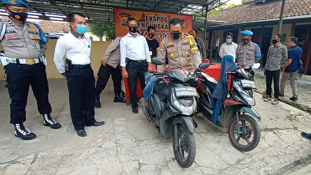 Kapolres Serang Kabupaten, AKBP Mariono, Saat Menunjukkan Kendaraan Yang Digunakan Pelaku Pembobol ATM Di Mapolsek Ciruas. (Senin, 09/11/2020). (Yandhi Deslatama/Liputan6.com)