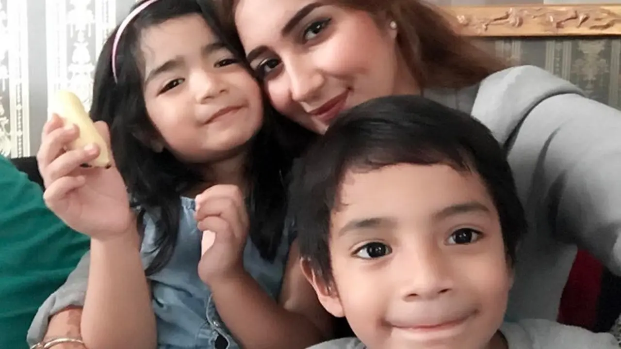 Hamil Anak Ketiga, Ini 6 Potret Tania Nadira dengan Kedua Buah Hatinya