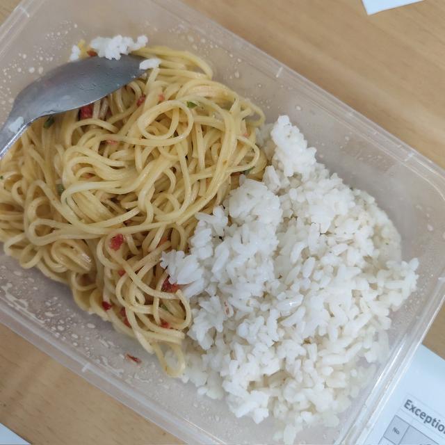 6 Potret Makan Spaghetti Pakai Nasi Ini Nyeleneh, Gambarkan Orang Indonesia