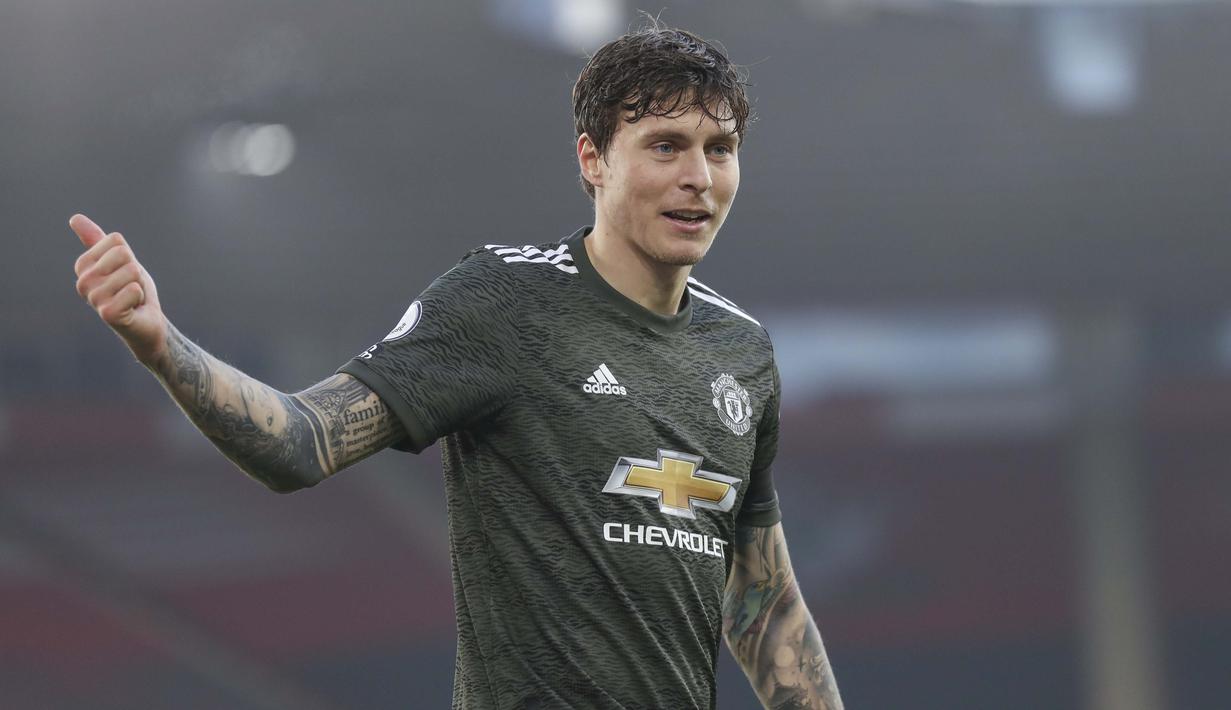 Bek Manchester United, Victor Lindelof, saat melawan Southampton pada laga Liga Inggris di Stadion St. Mary's, Minggu (29/11/2020). MU menang dengan skor 3-2. (Naomi Baker, Pool via AP)