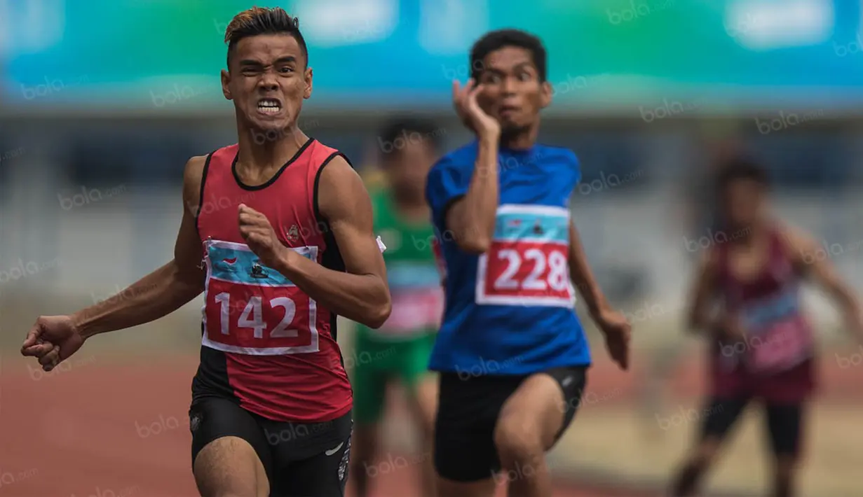 Atlet Jawa Barat, Agung Laksana, memenangi nomor 200 meter T +35-36 putra pada Peparnas XV di Stadion Gelora Bandung Lautan Api, Bandung, Kamis (20/10/2016). (Bola.com/Vitalis Yogi Trisna) 