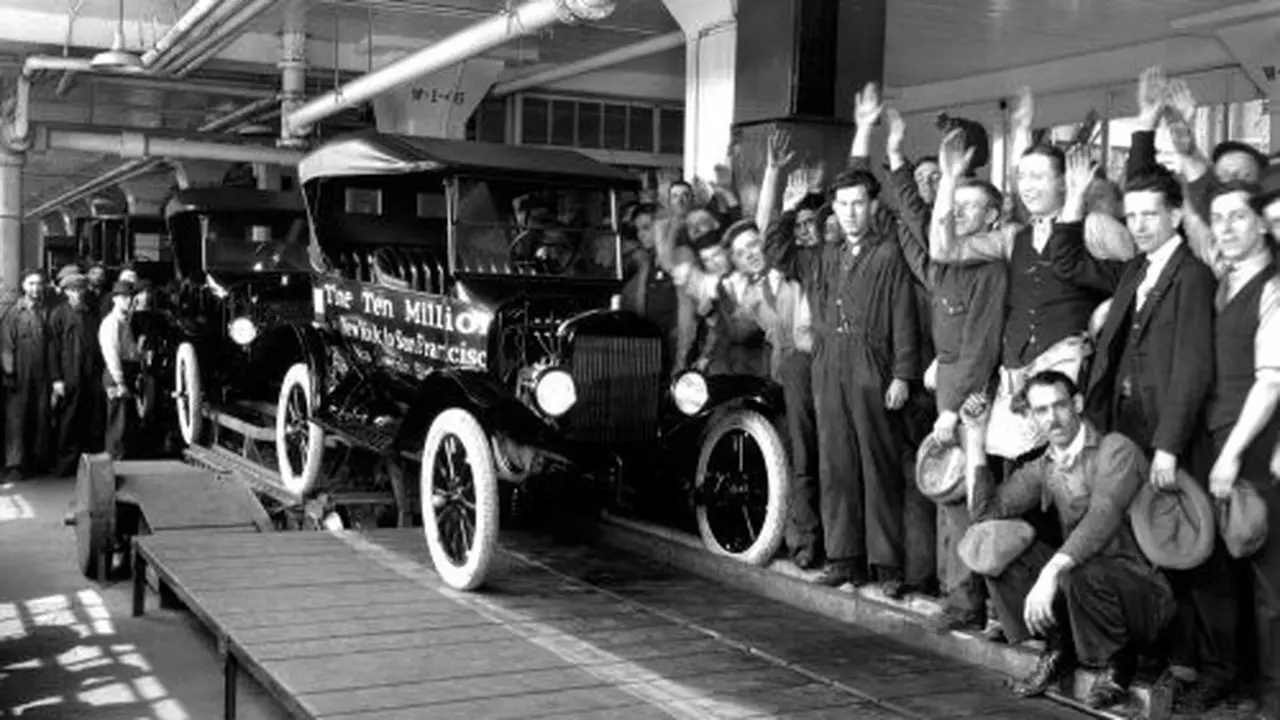 Jalur Perakitan Mobil yang Dapat Bergerak Milik Ford