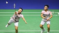Ganda putri Indonesia, Apriyani Rahayu (kiri) dan Siti Fadia Silva Ramadhanti, bertanding melawan wakil Malaysia Pearly Tan/Muralitharan Thinaah dalam pertandingan final Hong Kong Open 2023 yang berlangsung di Hong Kong Coliseum, Minggu (17/9/2023) siang WIB. Pemenang dalam gim kedua akhirnya berhasil diraih Apriyani/Siti Fadia dengan skor 24-22. (AFP/Peter Parks)
