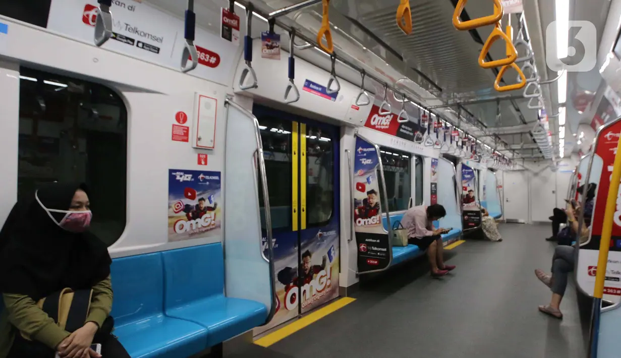 Penumpang menaiki kereta Moda Raya Terpadu (MRT) di Jakarta, Selasa (17/3/2020). Pemerintah Provinsi DKI menormalkan kembali pengoperasian transportasi umum di Ibu Kota dengan membatasi jumlah penumpang dalam tiap armadanya untuk menekan penyebaran virus corona Covid-19. (Liputan6.com/Angga Yuniar)