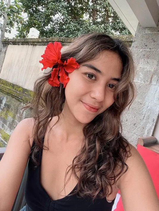 <p>Adinda juga tampak tak jarang memperlihatkan penampilan bare facenya, seperti foto yang satu ini. Dengan bunga merah yang diselipkan di telinganya, ia tampak manis walaupun tanpa makeup sama sekali. Foto: Instagram.</p>