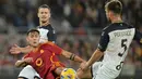 AS Roma menyamakan skor pada menit ke-92. Umpan silang Nicola Zalewski disambar tandukan Sardar Azmoun yang lolos dari pengawalan. (Alfredo Falcone/LaPresse via AP)