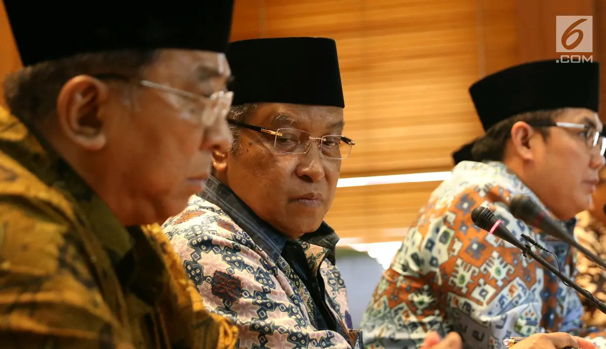 Ketua Umum PBNU, KH Said Aqil Siradj (tengah) saat memberikan keterangan pers terkait serangan bom bunuh diri yang terjadi Kampung Melayu di kantor PBNU, Jakarta, Kamis (25/5). (Liputan6.com/Angga Yuniar)