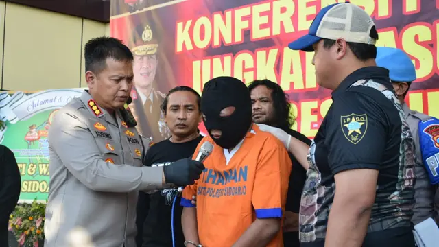 Pelaku penembakan juragan rongsokan di Sidoarjo ditangkap polisi. (Dian Kurniawan/Liputan6.com)