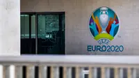 Logo Piala Eropa 2020 terlihat di sebelah pintu masuk Markas UEFA, Nyon, Swiss, Selasa (17/3/2020). Penundaan Piala Eropa 2020 oleh UEFA dilakukan agar liga-liga di Eropa bisa merampungkan kompetisi di tengah pandemi virus corona COVID-19. (Jean-Christophe Bott/Keystone via AP)