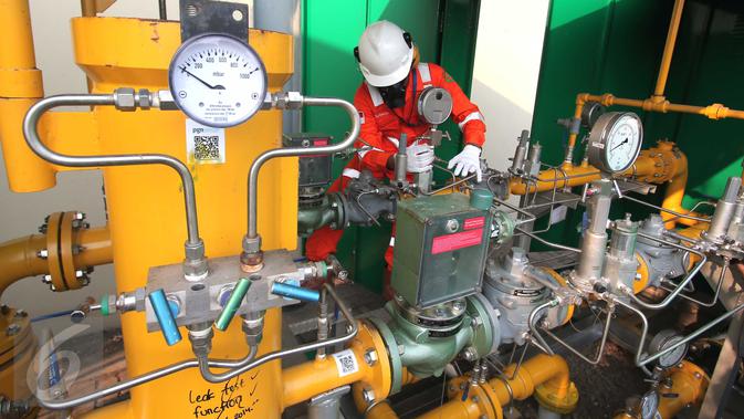 Petugas mengecek instalasi pipa metering regulating station PT Perusahaan Gas Negara (Persero) Tbk (PGN) di PT Lion Metal Works di Jakarta, (28/10/2015). PGN berkomitmen memperluas pemanfaatan gas bumi di sektor Industri. (Liputan6.com/Angga Yuniar)