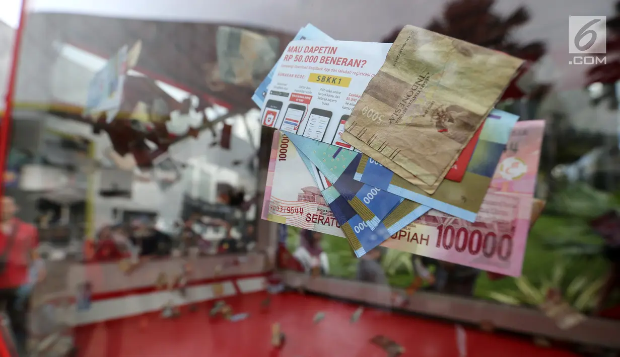 Uang kertas menempel di mobil boks Shopback di Plaza Festival  Kuningan, Jakarta, Kamis (24/5). Kegiatan ini merupakan kampanye lebaran Shopback, yang mendukung masyarakat untuk dapat belanja online secara hemat. (Liputan6.com/Fery Pradolo)