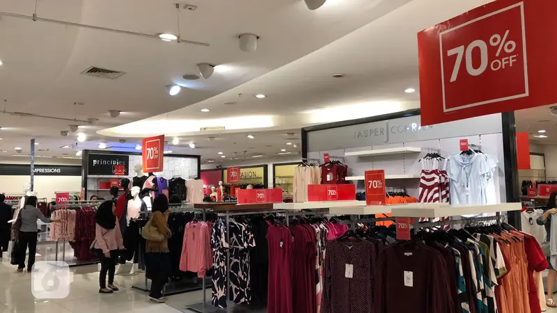 Kondisi gerai ritel Debenhams di Senayan City sebelum tutup. Gerai ritel ini mengumbar diskon besar-besaran bagi berbagai produknya (Vina A. Muliana/Liputan6.com)