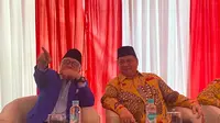 Ketua Umum Partai Amanat Nasional (PAN) Zulkifli Hasan dan Ketua Umum Partai Golkar Airlangga Hartarto menghadiri Harlah ke-25 PKB di Stadion Manahan, Solo, Minggu (23/7/2023). (Liputan6.com/ Ady Anugrahadi)