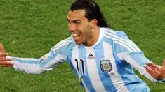 Selebrasi gol kedua striker Argentina Carlos Tevez ke gawang Meksiko di babak 16 besar PD 2010 di Soccer City, Johannesburg, 27 Juni 2010. Argentina unggul 3-1. AFP PHOTO / PEDRO UGARTE 