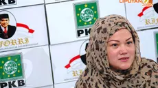 Debby Rhoma (Putri Raja Dangdut Rhoma Irama) menggelar jumpa pers di Jakarta, Senin (21/4/14). (Liputan6.com/Miftahul Hayat)