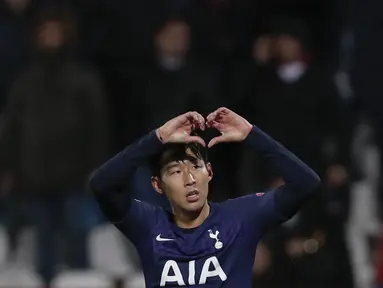 Penyerang Tottenham Hotspur, Son Heung-min berselebrasi usai mencetak gol ke gawang Red Star Belgrade pada pertandingan Grup B Liga Champions di Rajko Mitic Stadium, Serbia (6/11/2019). Son mencetak dua gol dan mengantar Tottenham menang telak 4-0 atas Red Star. (AP Photo/Darko Vojinovic)