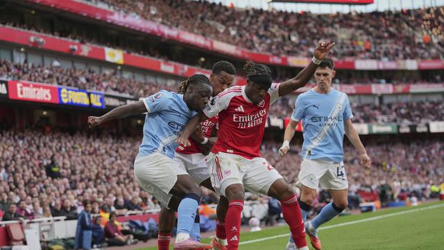 Noni Madueke (kedua dari kanan) berebut bola dengan Jeremy Doku di laga Arsenal vs Manchester City di Emirates Stadium, Minggu (21/09/2025). (AP Photo/Kin Cheung)