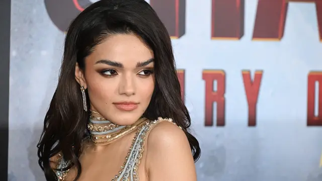 Kenakan Gaun Tipis, Rachel Zegler Tampil Memesona di Premiere Shazam: Fury of the Gods