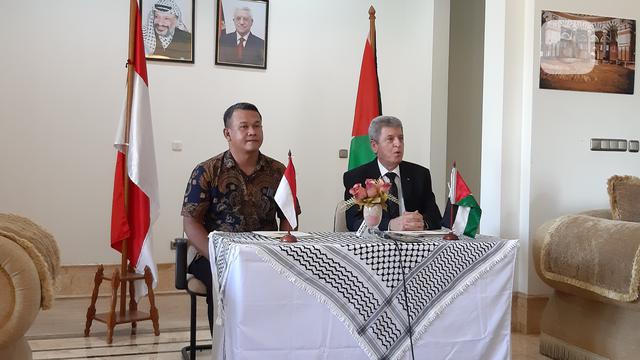 Direktur Politeknik Negeri Batam Uuf Brajawidagda dan Duta Besar Palestina Zuhair Al-Shun.