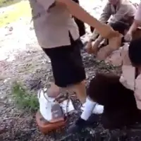 Moral remaja kita sudah sekarat. Di medsos kini beredar video anak SMP menghajar temannya habis-habisan. Yang melihat justru tertawa-tawa!