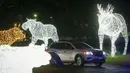 Berbagai dekorasi Natal terlihat dalam acara drive-thru "WinterLights" di Pacific National Exhibition, Vancouver, British Columbia, Kanada, 12 Desember 2020. Acara ini menyuguhkan berbagai instalasi cahaya, karakter, pertunjukan langsung, kuliner, serta lagu-lagu Natal. (Xinhua/Liang Sen)