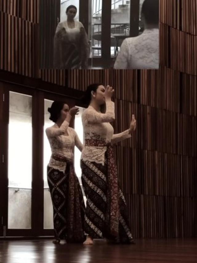 6 Potret Ariel Tatum Belajar Tari Tradisional Yogyakarta, Bak Putri Jawa