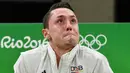Mata atlet senam Jerman, Andreas Toba berkaca-kaca saat harus keluar dan beristirahat panjang untuk memulihkan kondisinya akibat cedera yang dialaminya pada latihan selama Olimpiade Rio 2016, 6 Agustus 2016. (AFP PHOTO/Ben STANSALL)